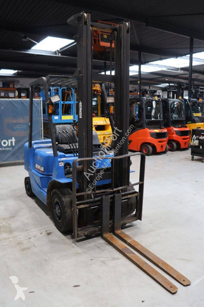 Teleskopický manipulátor Caterpillar DP25K