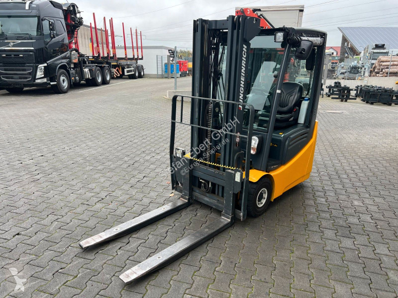 رافعة شوكية Jungheinrich EFG 215 / Triplex:...