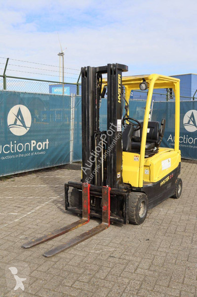 رافعة شوكية Hyster