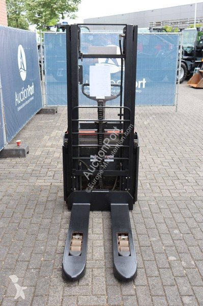 Teleskopický manipulátor BT SWE140L