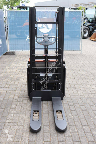 Teleskopický manipulátor BT SWE140L