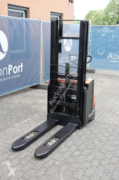 Teleskopický manipulátor BT SWE140L