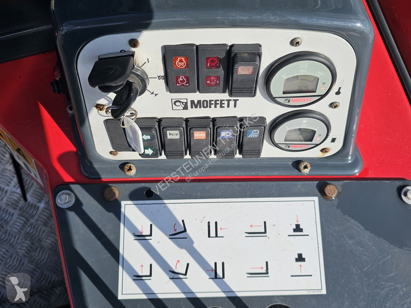 Empilhador montado em camião Moffett Moffet M4...