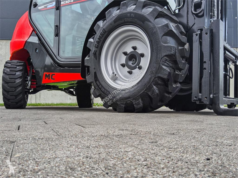 رافعة شوكية لجميع التضاريس Manitou MC 304