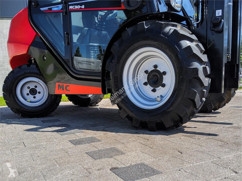 رافعة شوكية لجميع التضاريس Manitou MC 304