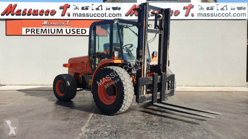 رافعة شوكية لجميع التضاريس JCB 940 4x2