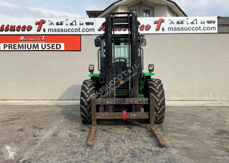 رافعة شوكية لجميع التضاريس JCB 926