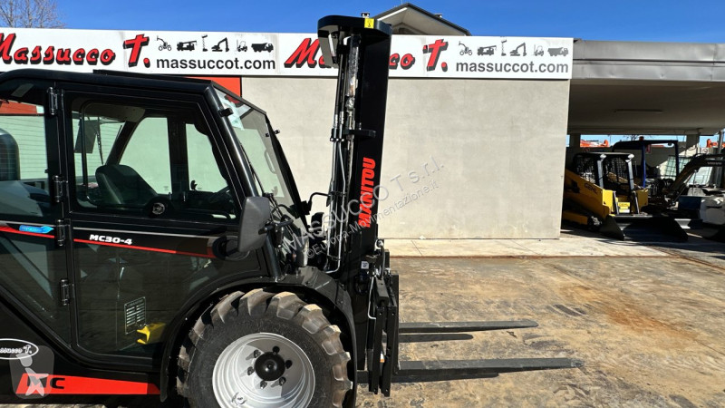 رافعة شوكية لجميع التضاريس Manitou MC 304 4X4