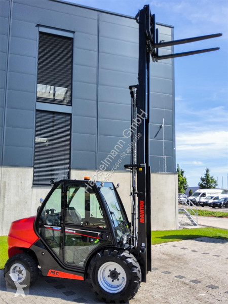 رافعة شوكية لجميع التضاريس Manitou MC 304