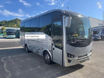 Autobús interurbano Isuzu