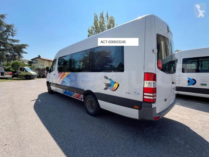Autobus Mercedes MB906
