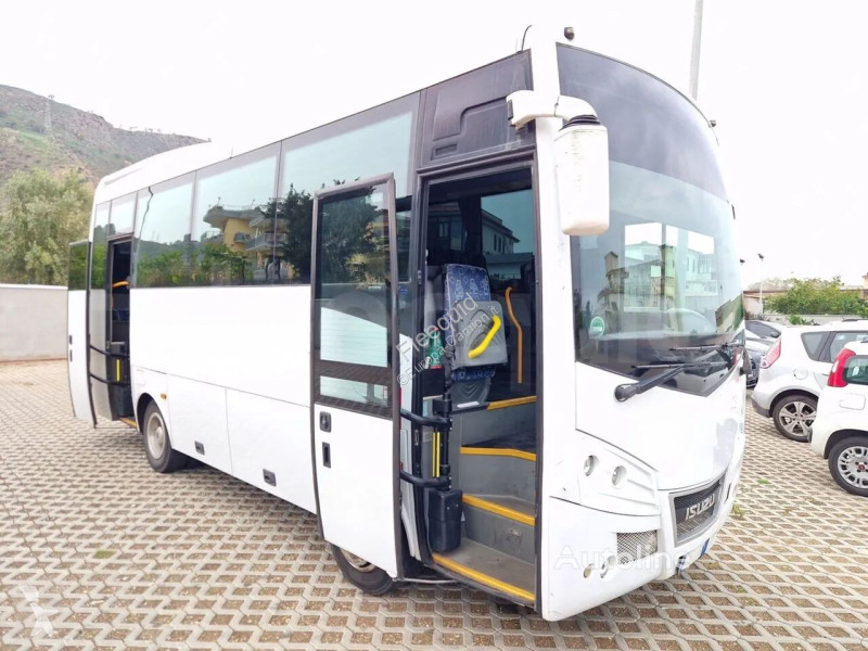 باص Isuzu Novo
