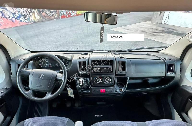 Peugeot 9 posti van
