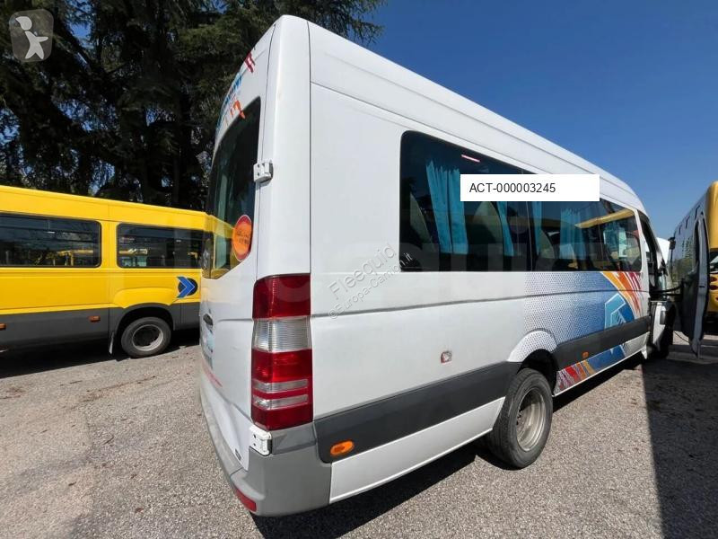 Autobus Mercedes MB906