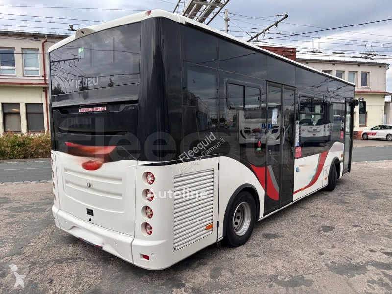 Autobussen Isuzu Novo
