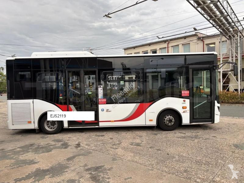 Autobussen Isuzu Novo
