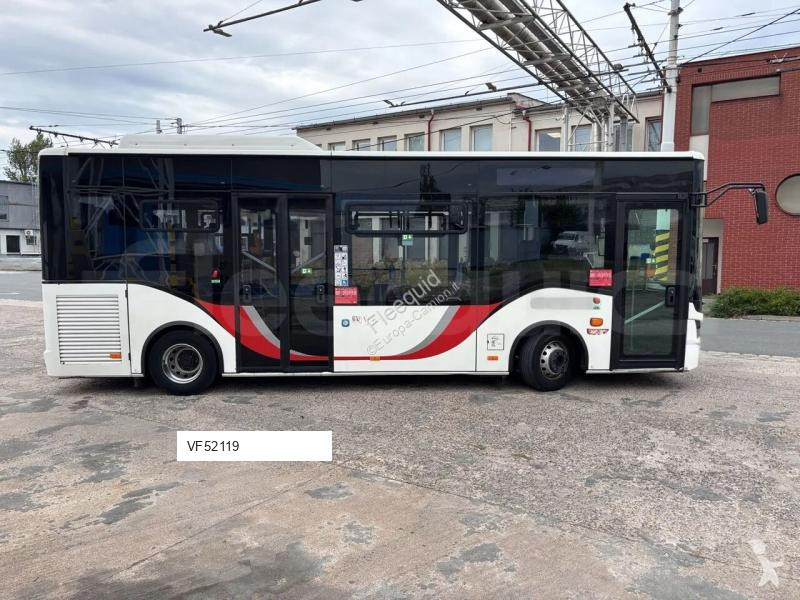 Autobussen Isuzu Novo