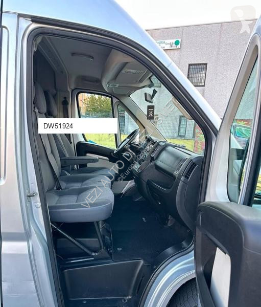 Peugeot 9 posti van
