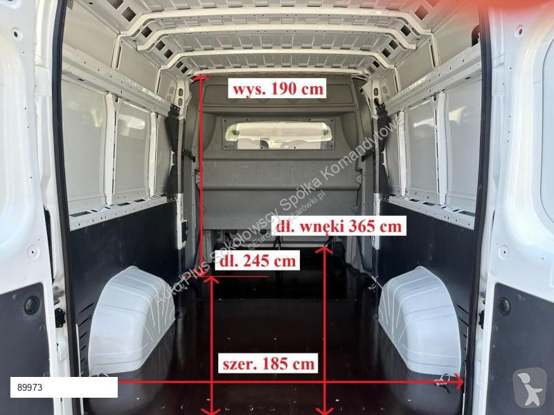 Véhicule utilitaire Peugeot BOXER FURGON...