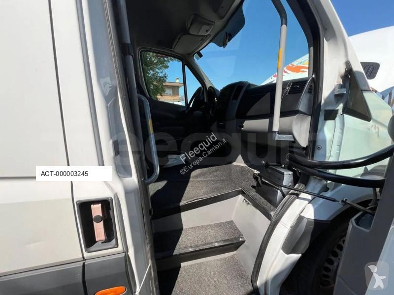Autobus Mercedes MB906