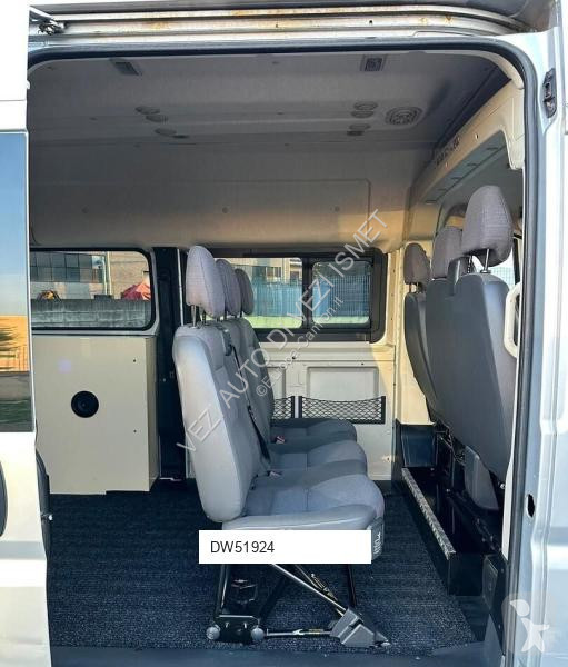 Peugeot 9 posti van