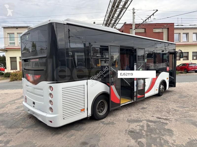 Autobussen Isuzu Novo