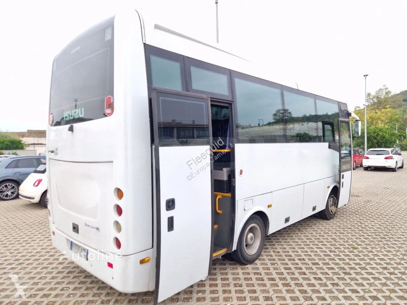 باص Isuzu Novo
