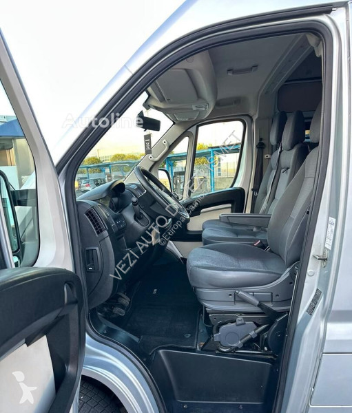 Peugeot 9 posti van