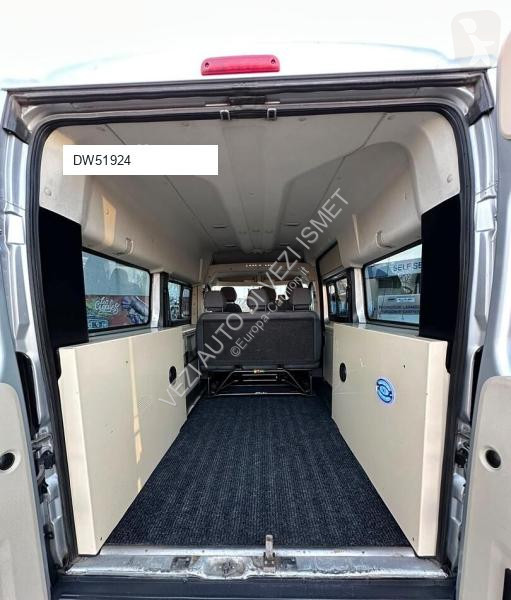 Peugeot 9 posti van