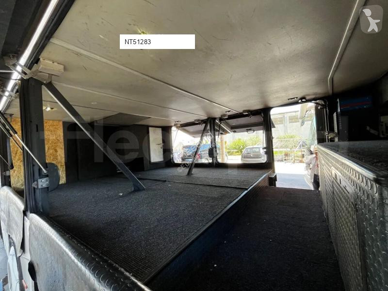 باص Neoplan Skyliner