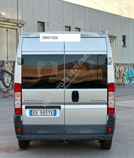 Peugeot 9 posti van