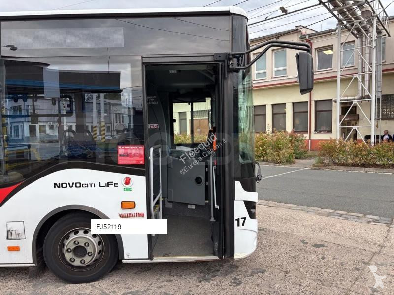 Autobussen Isuzu Novo