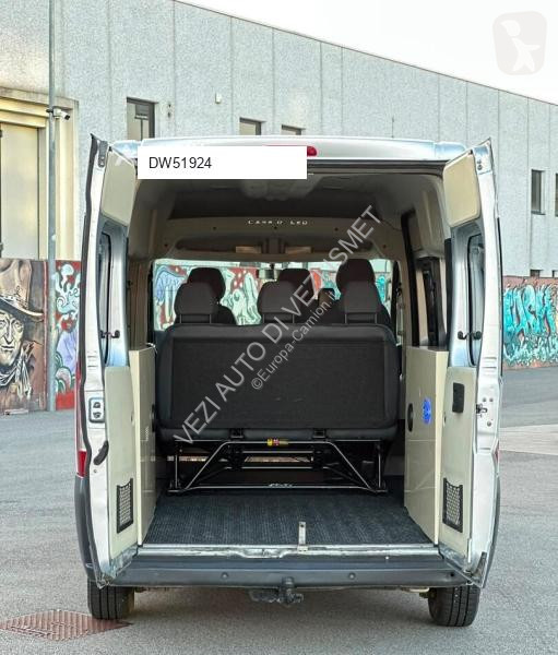 Peugeot 9 posti van