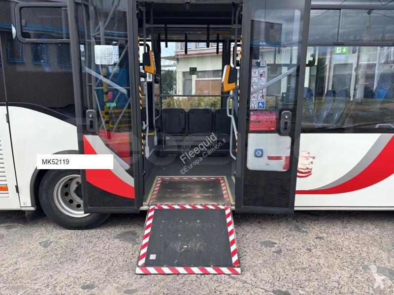 Autobussen Isuzu Novo