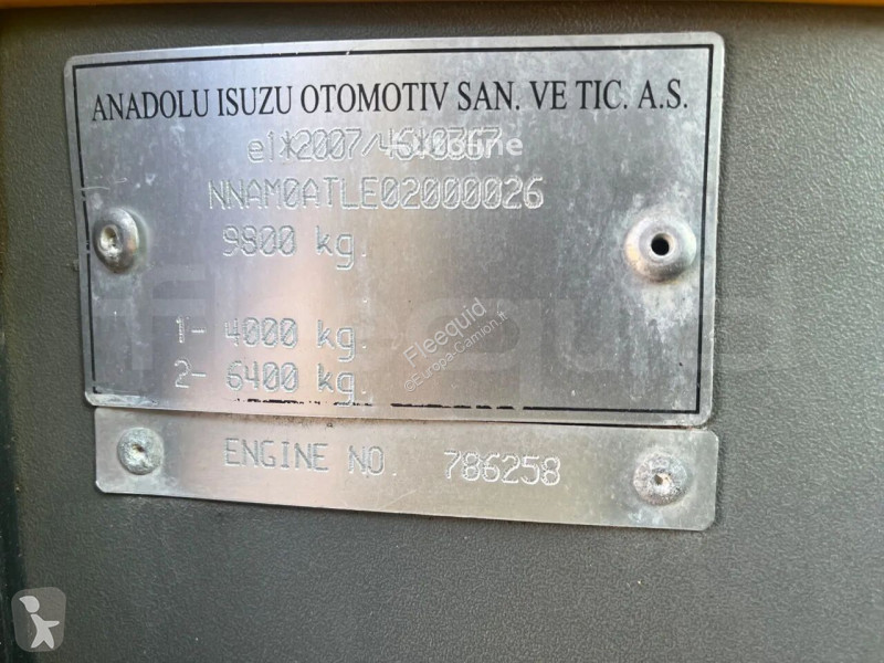 باص Isuzu Turquoise