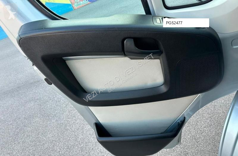 Veículo utilitário Peugeot 9 posti
