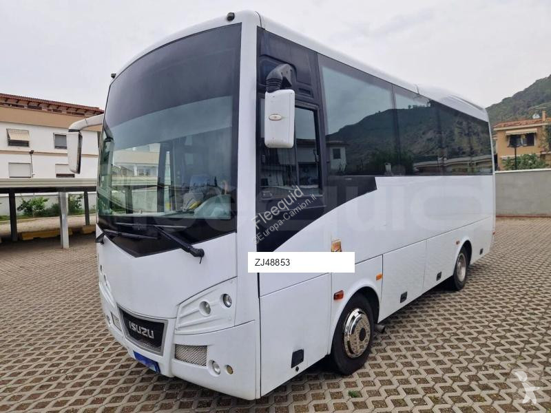 باص Isuzu Novo