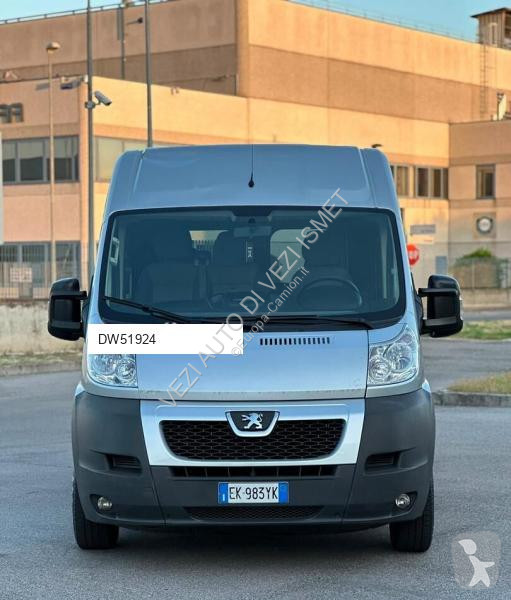 Peugeot 9 posti van