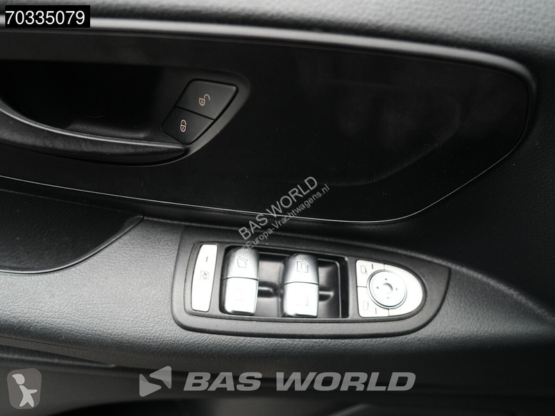 Лекотоварен автомобил Mercedes 114...