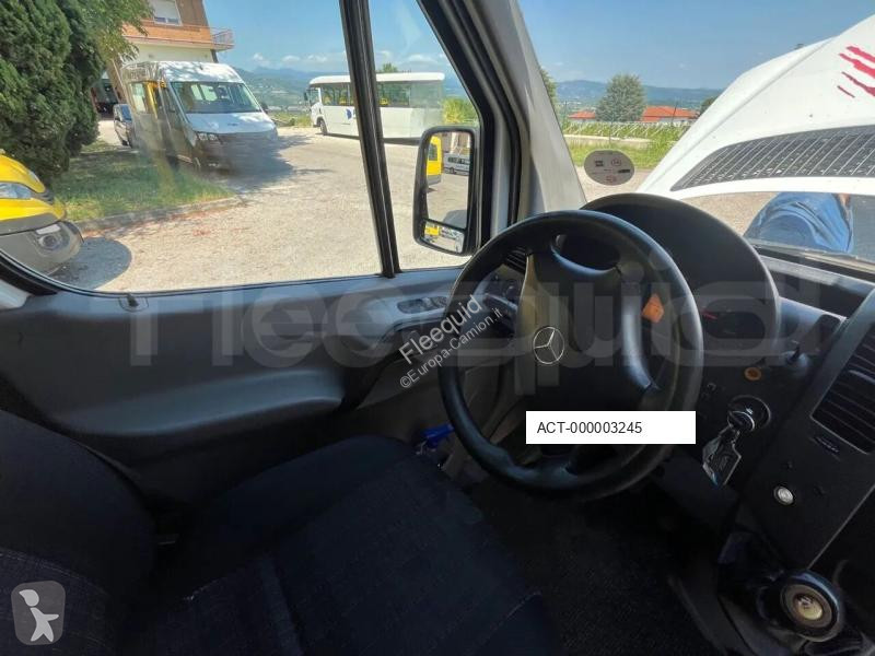 Autobus Mercedes MB906