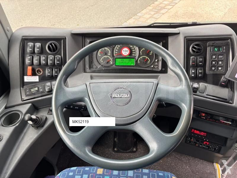 Autobussen Isuzu Novo