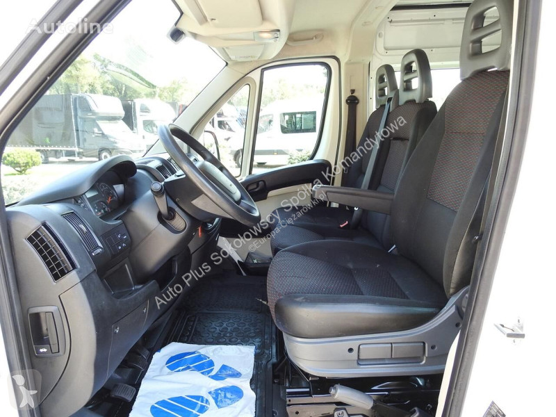 Véhicule utilitaire Peugeot BOXER FURGON...