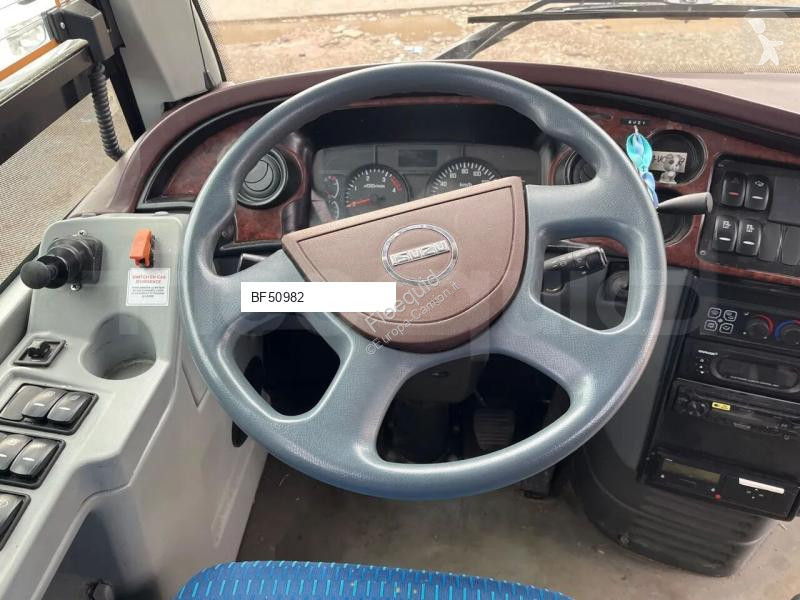 باص Isuzu Turquoise