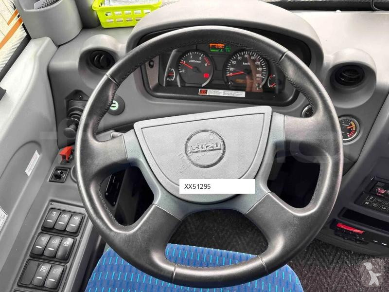 باص Isuzu Novo