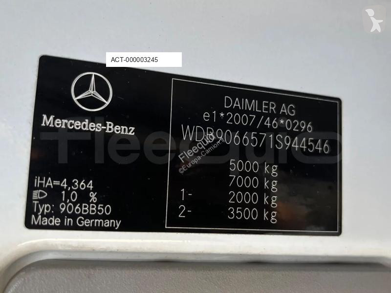 Autobus Mercedes MB906