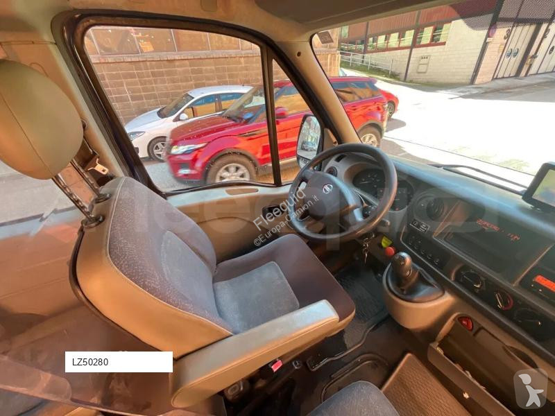 باص Nissan