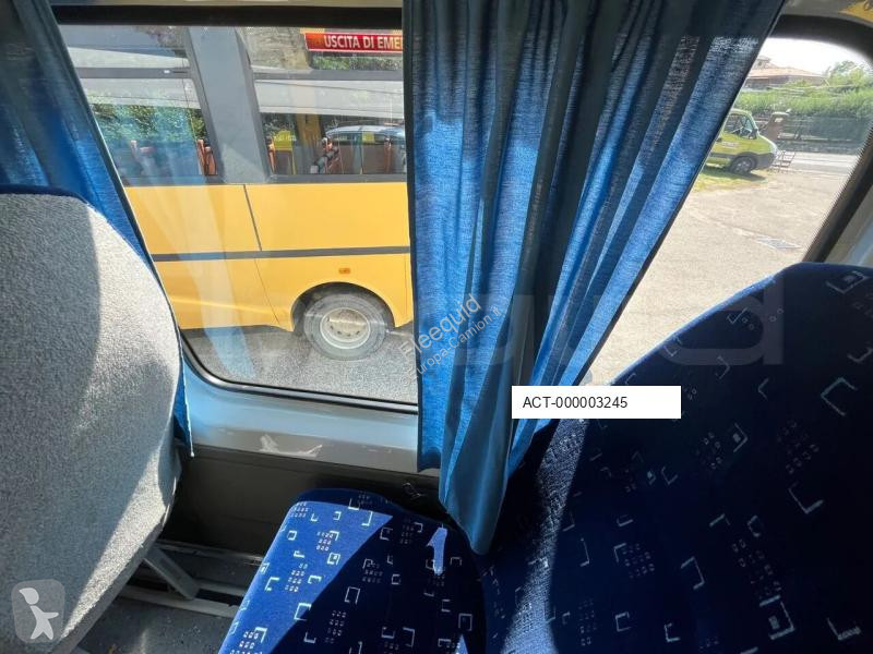 Autobus Mercedes MB906