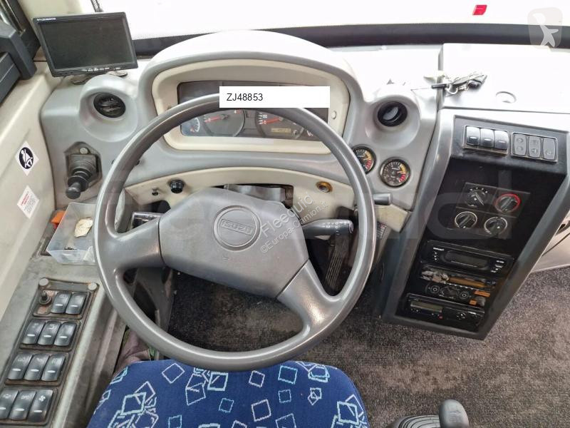 باص Isuzu Novo
