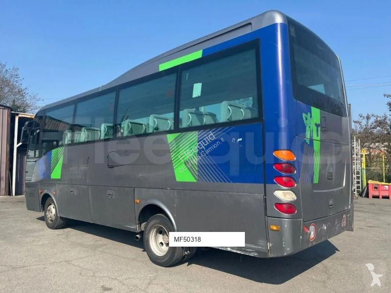 باص Isuzu Turquoise