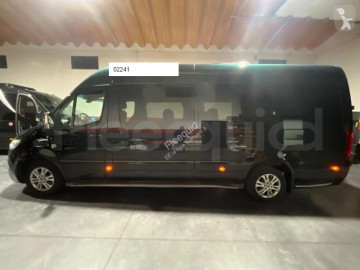 Mercedes minibus